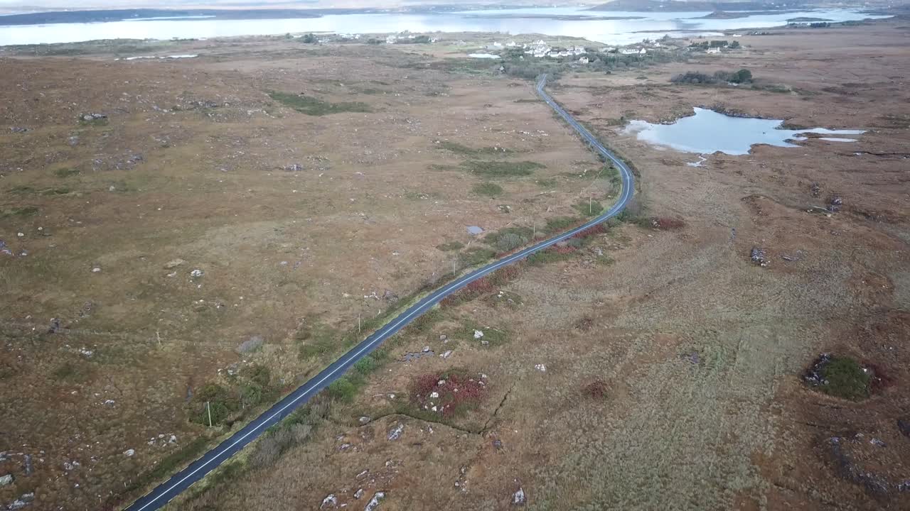 paisaje irlandés, vista aérea en connemara, carreteras y prados marrones, algunos lagos