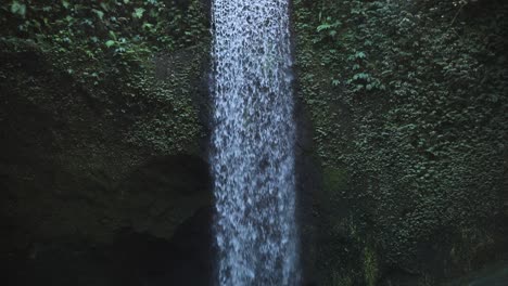 Zeitlupenschwenk-Nach-Unten,-Aufnahme-Des-Tibumana-Wasserfalls