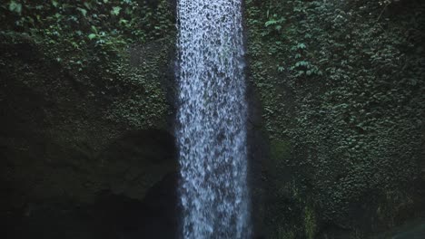 Toma-Panorámica-En-Cámara-Lenta-De-La-Cascada-Tibumana