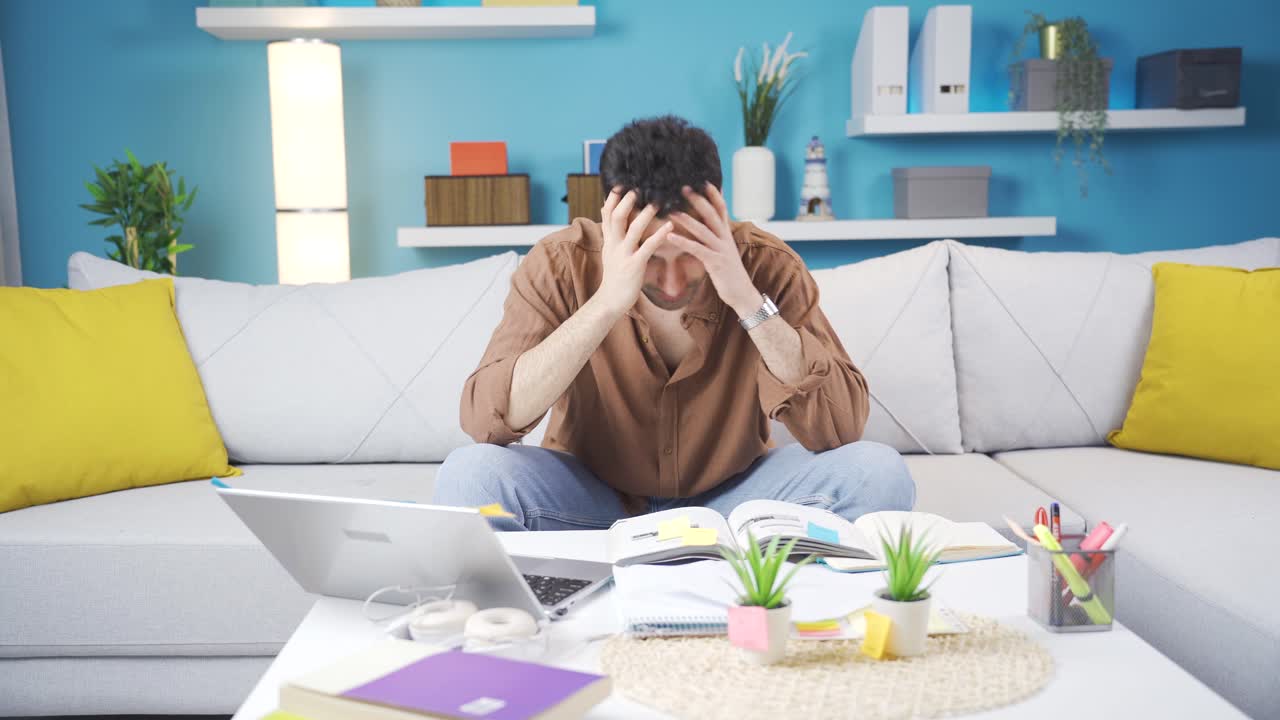 혼란스러운 젊은 남성 학생은 압도감을 느 ⁇ 습니다.