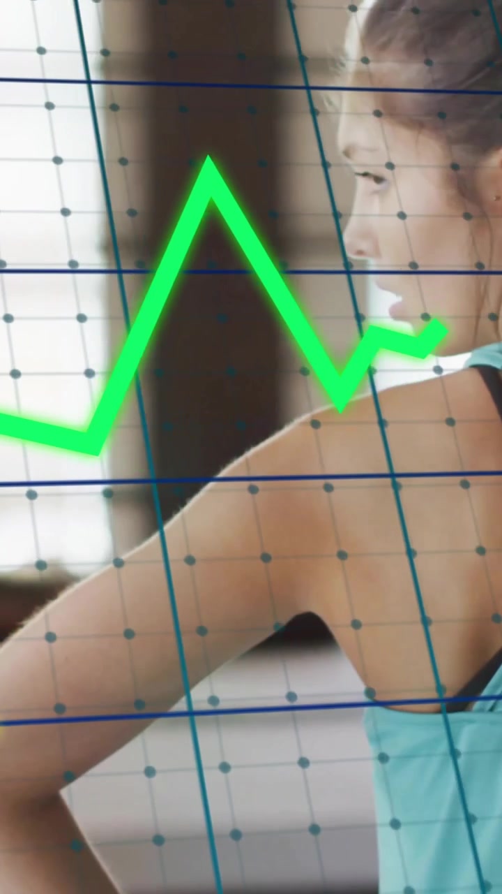 Animación de procesamiento de datos financieros sobre mujer caucásica en un gimnasio