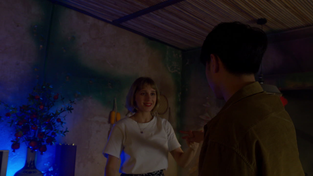 혼혈 커플이 슬로모션으로 함께 춤을 추고, 첫 데이트 연인 축하 기념일 컨셉