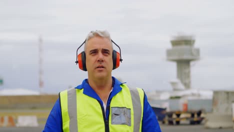 ingeniero masculino haciendo gestos en el aeropuerto 4k