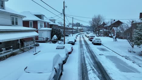 Casas-Cubiertas-De-Nieve,-Automóviles,-Carreteras-En-El-Barrio-De-La-Ciudad-Americana-Al-Amanecer.