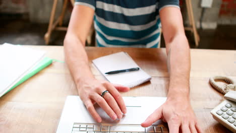 hombre de negocios casual usando su portátil en el escritorio