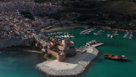 vista aérea de castello arabo normanno situado junto al puerto de castellammare del golfo en sicilia