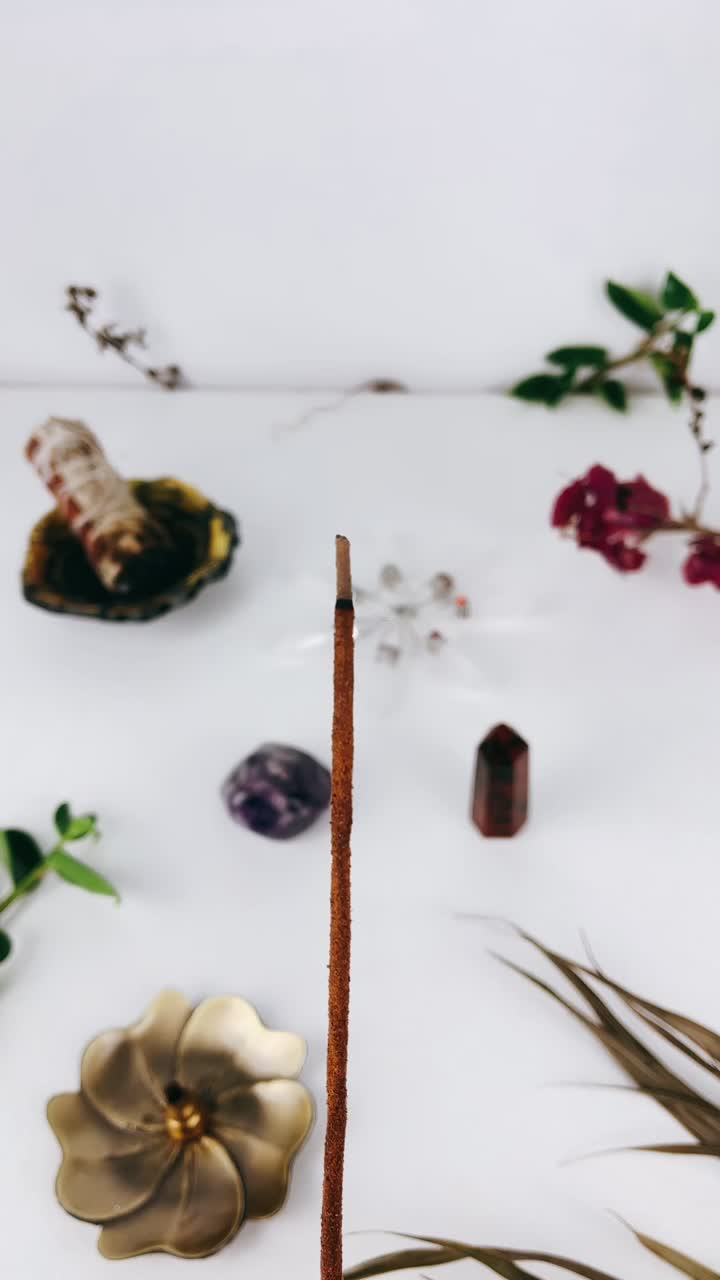 Rituale di bruciatura dell'incenso con cristalli e accessori spirituali