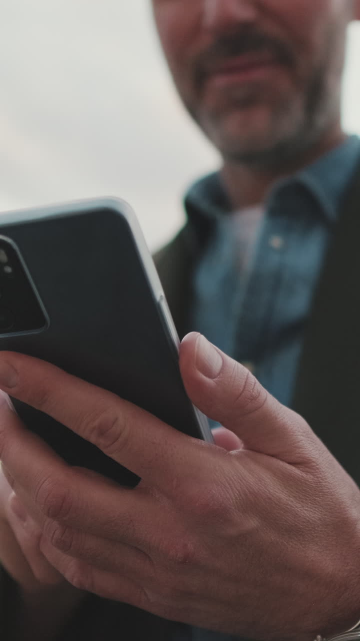 Uomo che utilizza uno smartphone