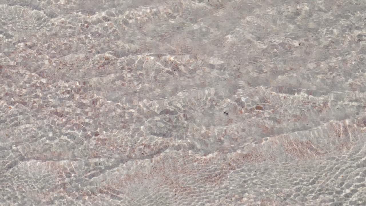 elafonissi 해변에서 분홍색 모래와 얕은 해변 바닷물의 닫습니다