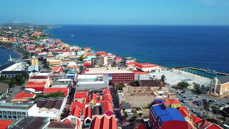vista aérea de dolly en el distrito de punda en la ciudad de willemstad, curacao, isla caribeña holandesa