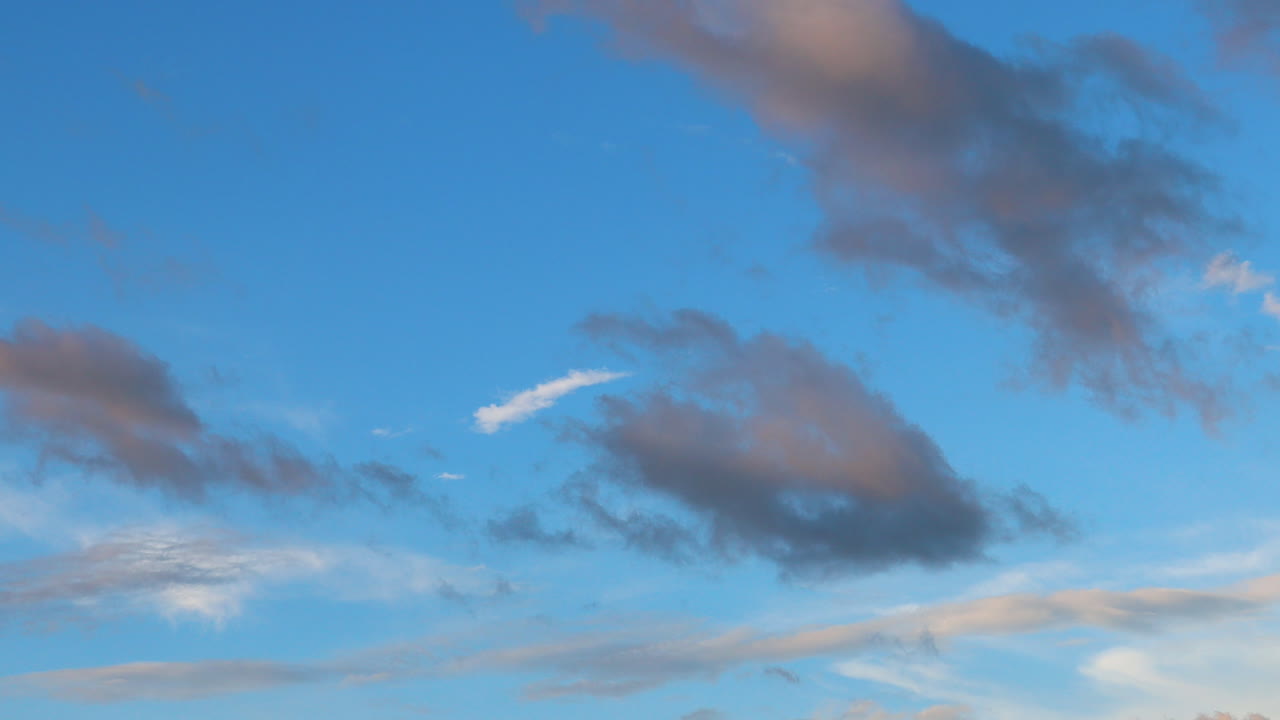 푸른 하늘을 배경으로 천천히 움직이는 구름