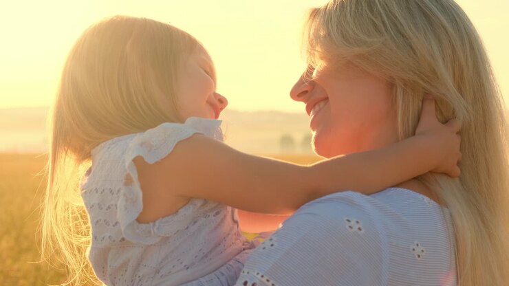 Mutter und Tochter beim Sonnenuntergang