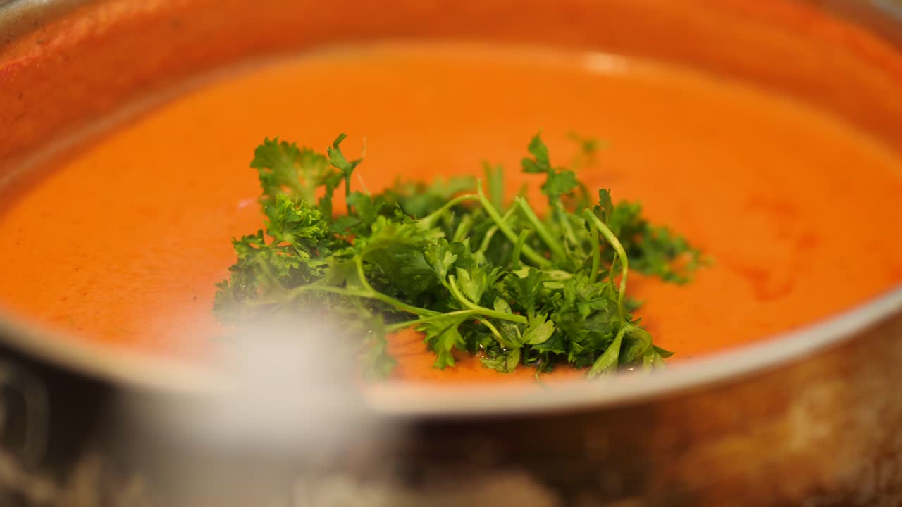 Lækker tomatsuppe med persille