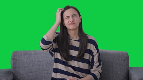 chica india confundida pensando en algo pantalla verde