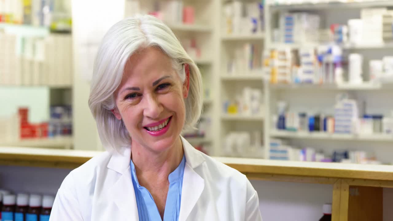 약국 에서 클립보드 에 글 을 쓰는 약사