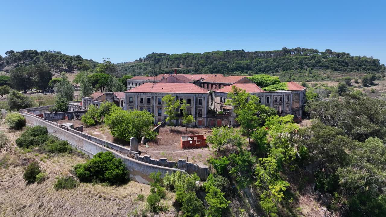 imágenes de un avión no tripulado de una mansión abandonada en una colina cerca de porto brandao, al sur de lisboa.