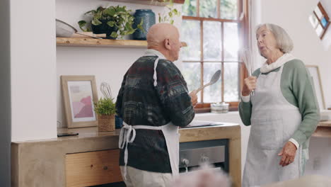 Kochen,-Singen-Und-älteres-Paar-In-Der-Küche