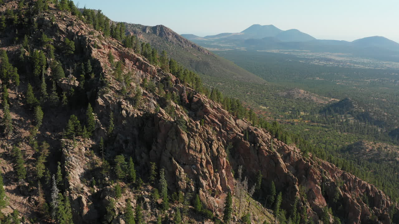 montaña rocosa con exuberantes árboles coníferos verdes en flagstaff, arizona