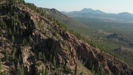 Montaña-Rocosa-Con-Exuberantes-árboles-Coníferos-Verdes-En-Flagstaff,-Arizona