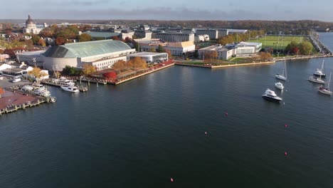 Boats-on-Severn-River-with-US-Naval-Academy-in-distance