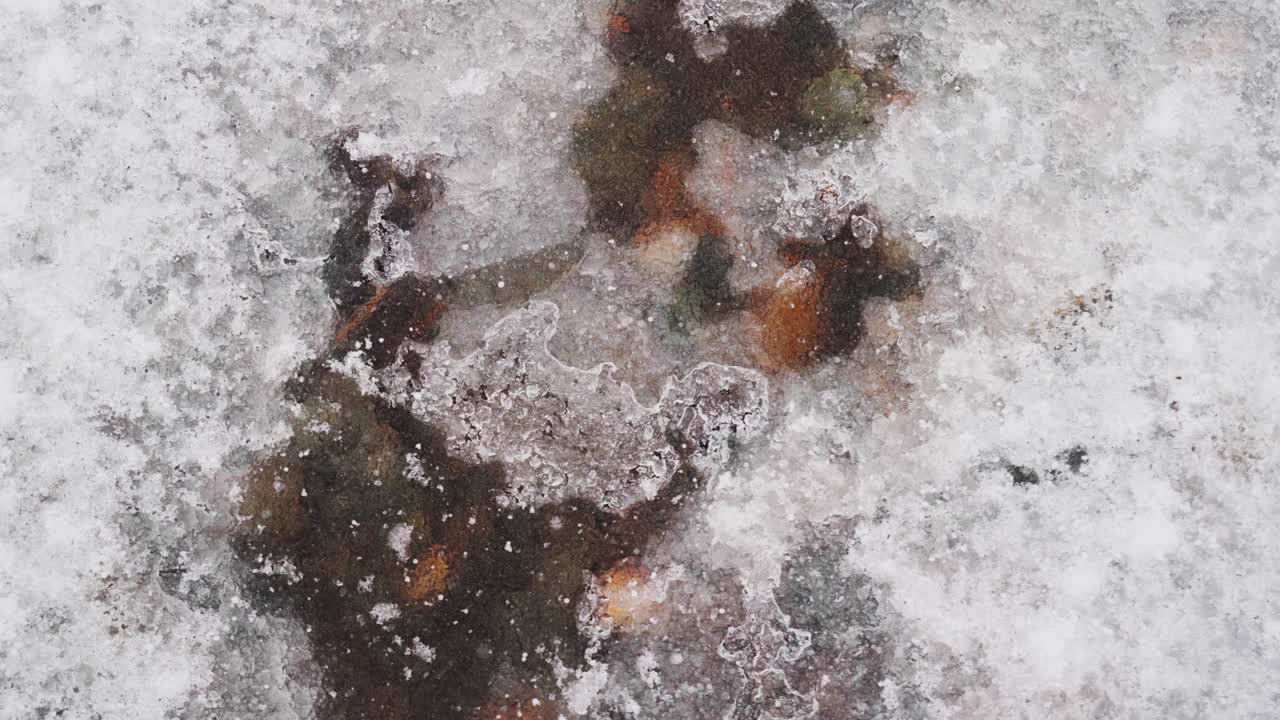 agua que fluye a través del río congelado durante la temporada de invierno
