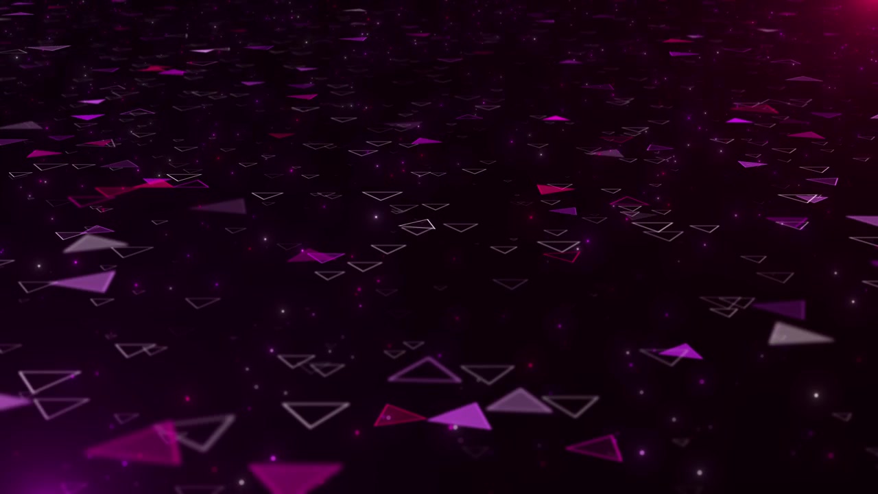 Effetto visivo di triangoli geometrici magenta, forme poligonali fluttuanti, particelle viola luminose e atmosfera cinematografica scura.