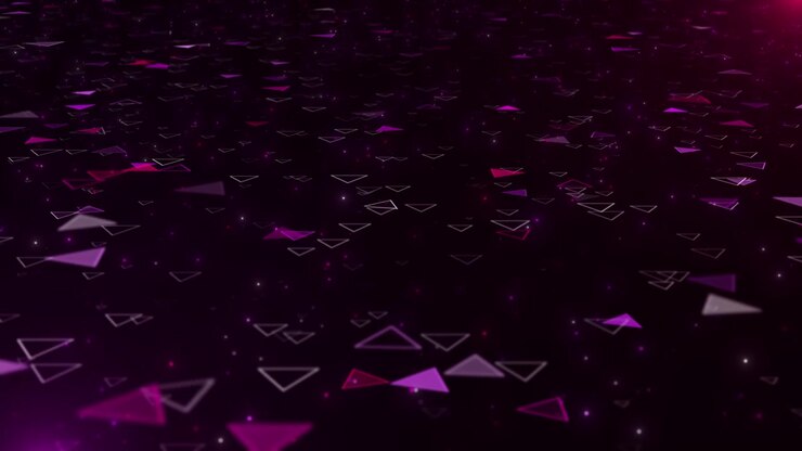 Effetto visivo di triangoli geometrici magenta, forme poligonali fluttuanti, particelle viola luminose e atmosfera cinematografica scura.