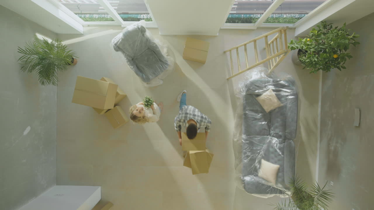 hombre y mujer entrando en la habitación.