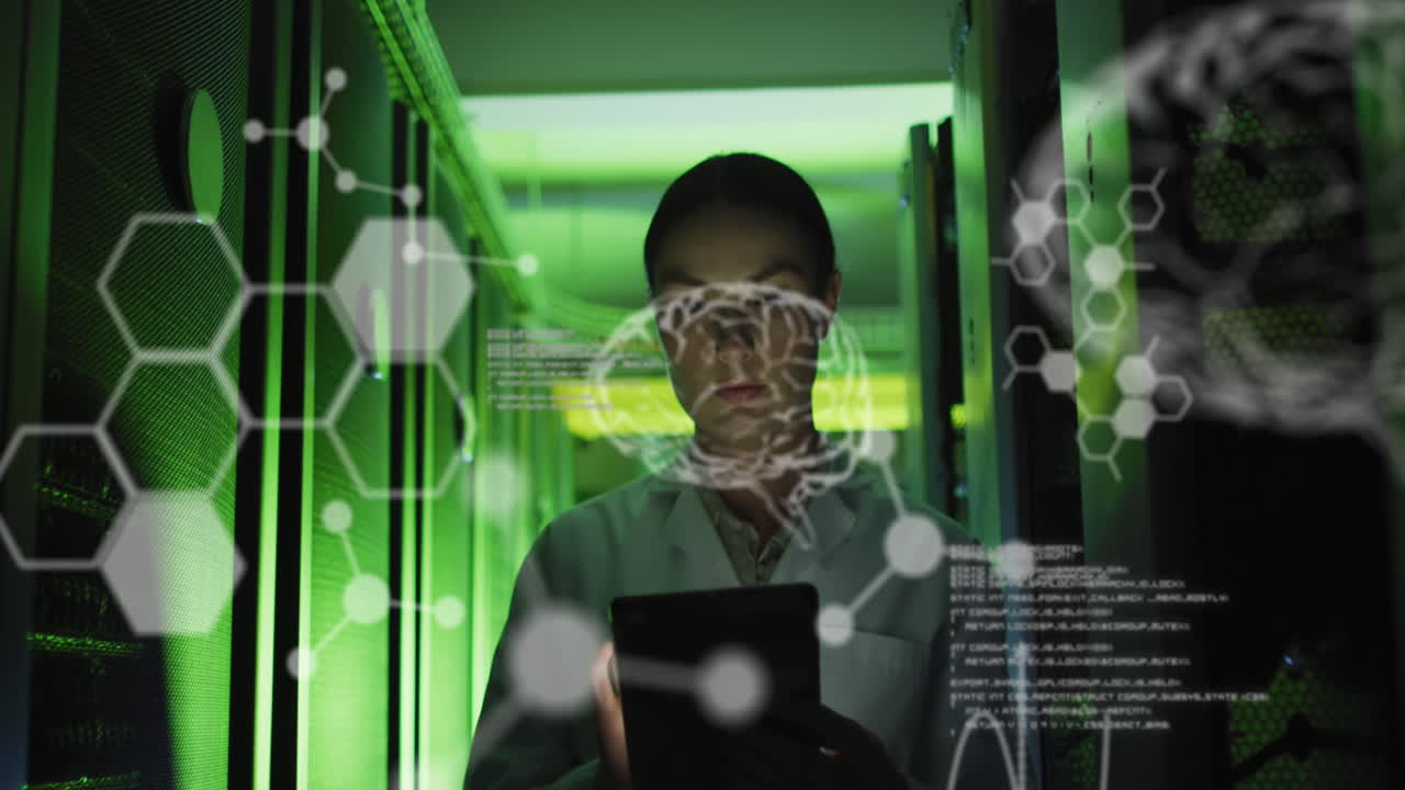 animación del procesamiento de datos sobre una ingeniera caucásica que usa una tableta digital en la sala de servidores
