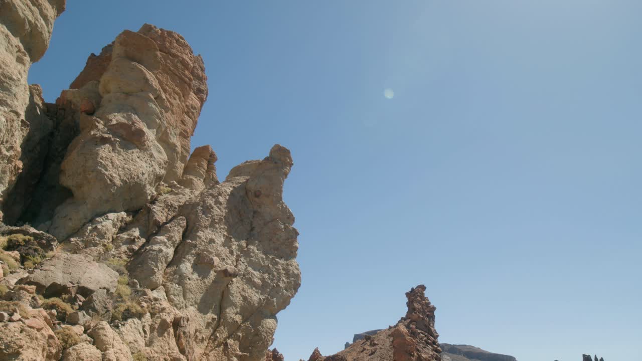 Skarpt vulkansk, klippefyldt og goldt landskab i Los Roques de Garcia, Teide Nationalpark på Tenerife, De Kanariske Øer om foråret