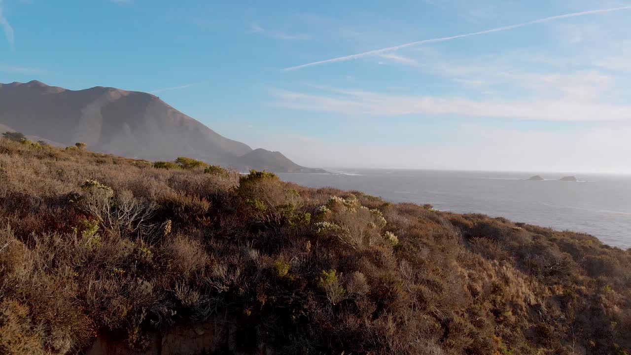 ruta de senderismo a lo largo de la carretera costera uno cerca de la costa rocosa durante la puesta de sol