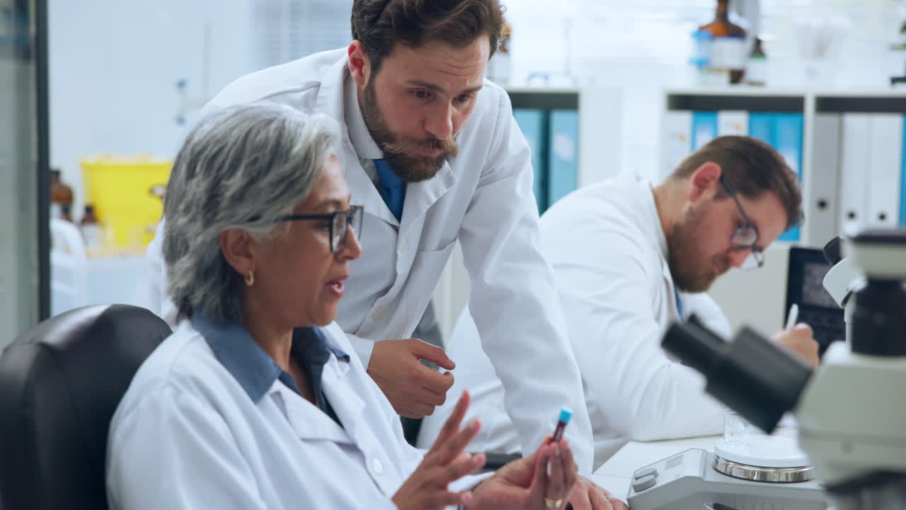 Team diversificato di scienziati che collaborano alla ricerca in un laboratorio