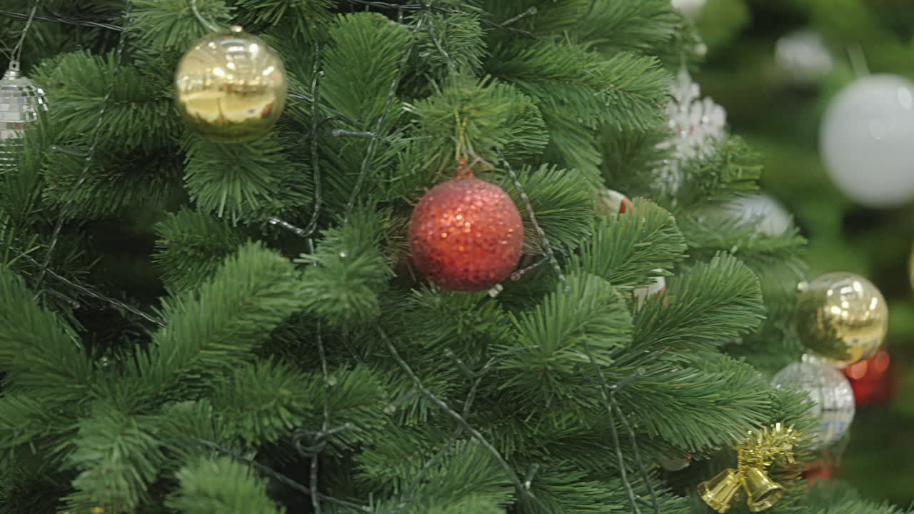 расфокусированные рождественские огни фона и размытое изображение гирлянды золотых светодиодных огней.