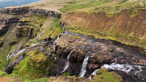 vista panorámica de la cascada y el cañón de glymur en islandia