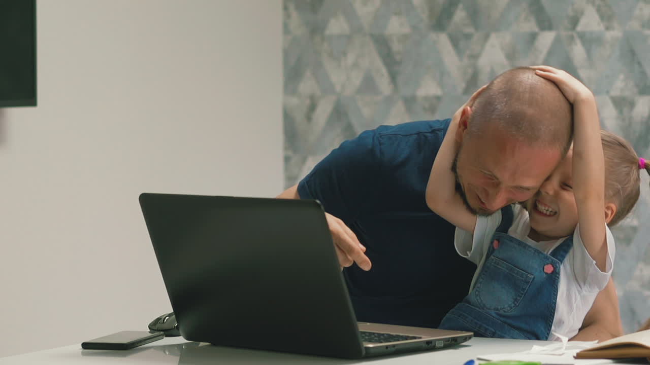 padre en cámara lenta y hija pequeña