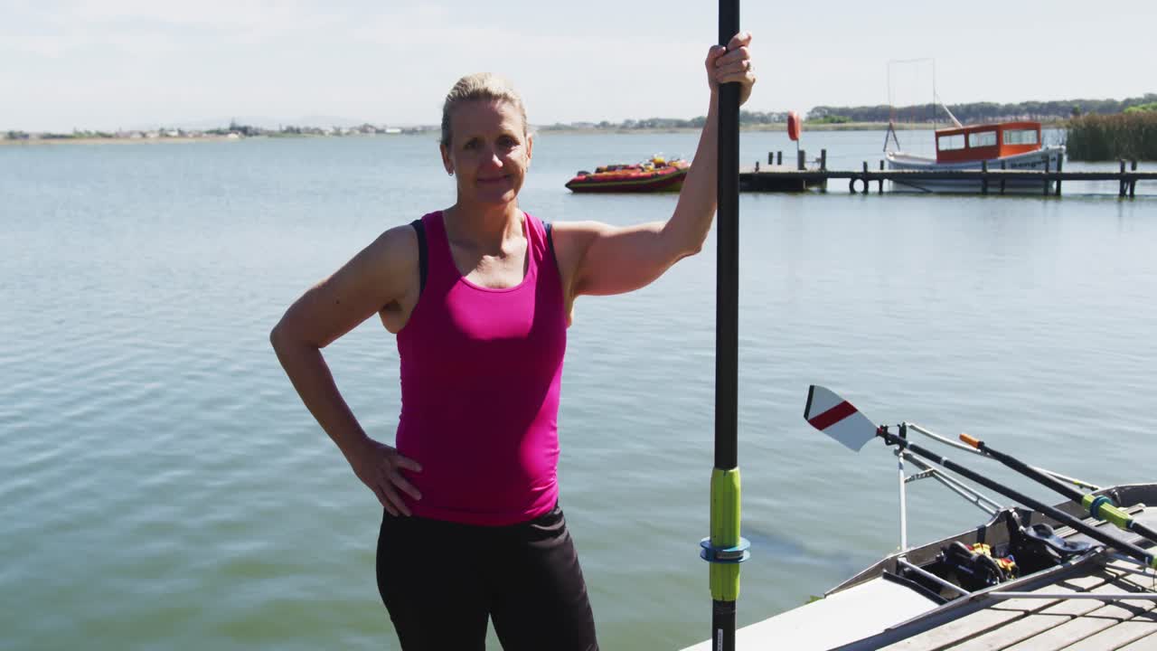강변 에 서 있는 고위 백인 여성 의 초상화