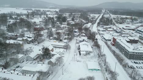 Plataforma-Rodante-Aérea-Sobre-Carreteras-Y-Edificios-Llenos-De-Nieve-Junto-A-Vías-De-Ferrocarril-Blancas