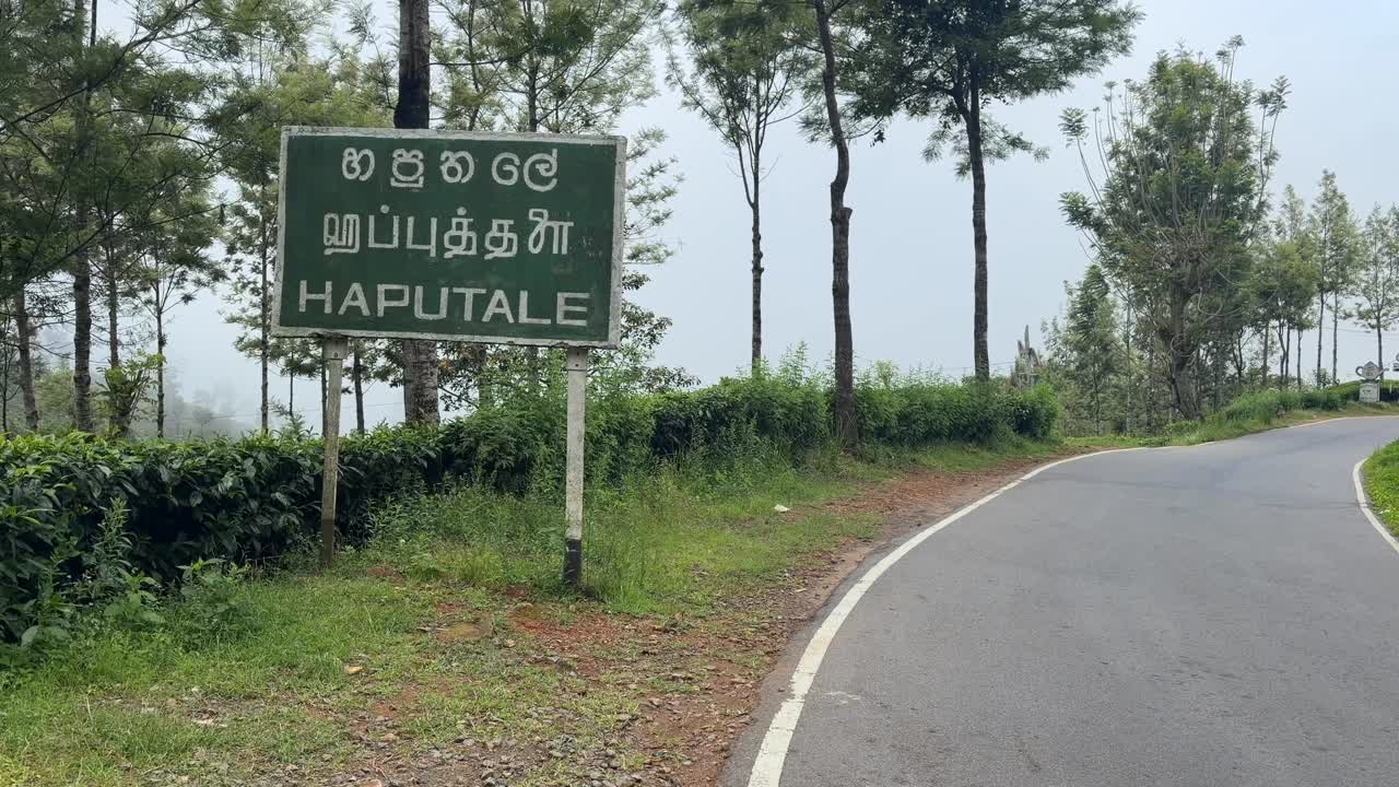 Haputale Sri Lanka biển báo đường đồi núi lối vào thị trấn cao nguyên địa điểm du lịch