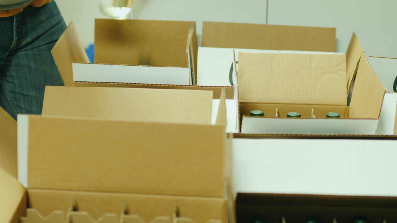 trabajadores boxeando vino blanco