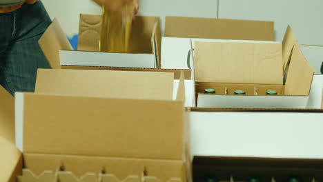 trabajadores boxeando vino blanco