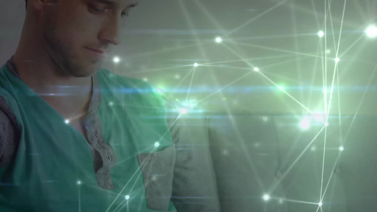 animación de redes de conexiones con iconos sobre el hombre usando tableta