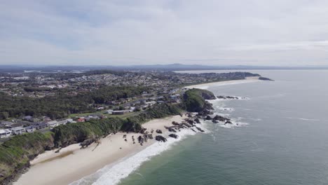 Vista-Panorámica-Sobre-La-Playa-De-Burgess-En-Forster,-Nsw,-Australia---Toma-Aérea-De-Drones