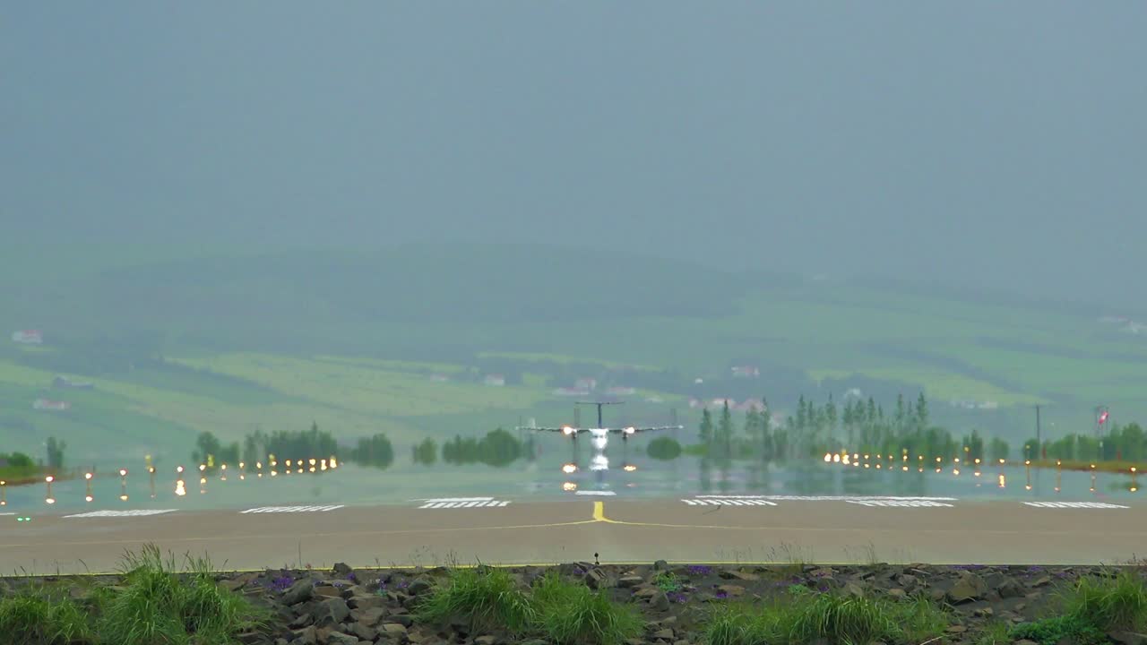 지역 통근용 비행기가 공항의 활주로에서 이륙합니다.