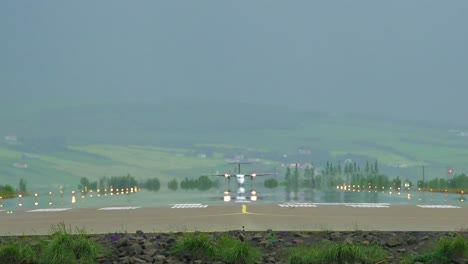 Un-Avión-De-Hélice-Regional-De-Cercanías-Despega-De-Una-Pista-En-Un-Aeropuerto