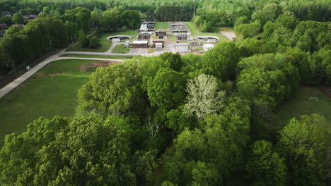 La-Planta-De-Tratamiento-De-Aguas-Residuales-De-Collierville-En-Tennessee,-Rodeada-De-Exuberante-Vegetación,-Vista-Aérea