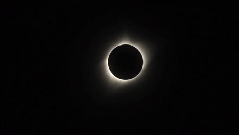 zoom giratorio en la corona solar durante un eclipse solar total