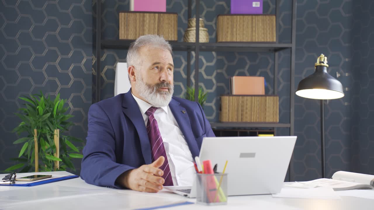 un hombre de negocios deprimido, infeliz y triste.