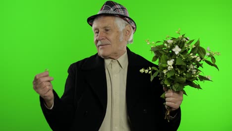 anciano abuelo caucásico hombre con ramo de flores y anillo va a una cita