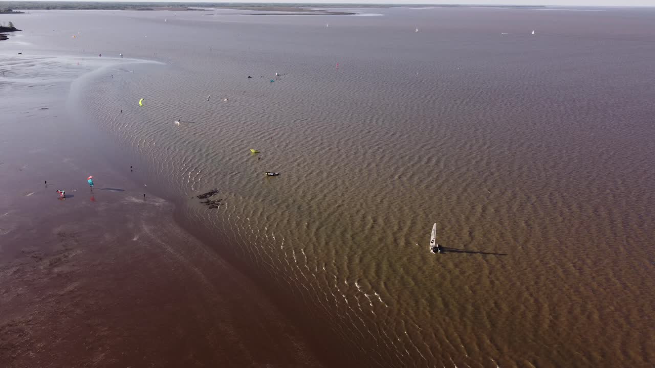 부에노스 아이레스의 일몰 시간 동안 강판에서 다양한 수상 스포츠의 공중 전망