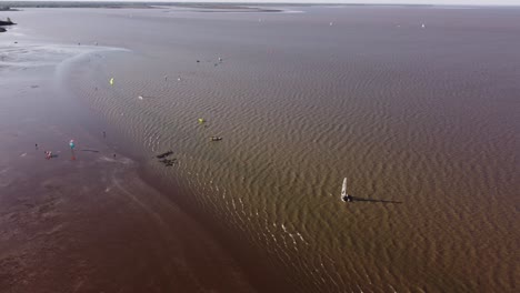 vista aérea de muchos deportes acuáticos diferentes en el río de la plata durante el atardecer en buenos aires